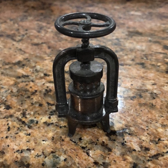 VTG Cast Iron Pencil Sharpener - Picture 8 of 9